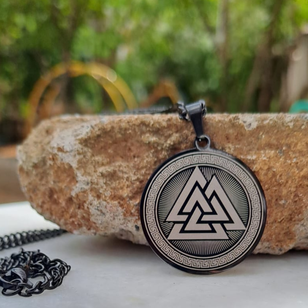 Black Vallknut Pendant