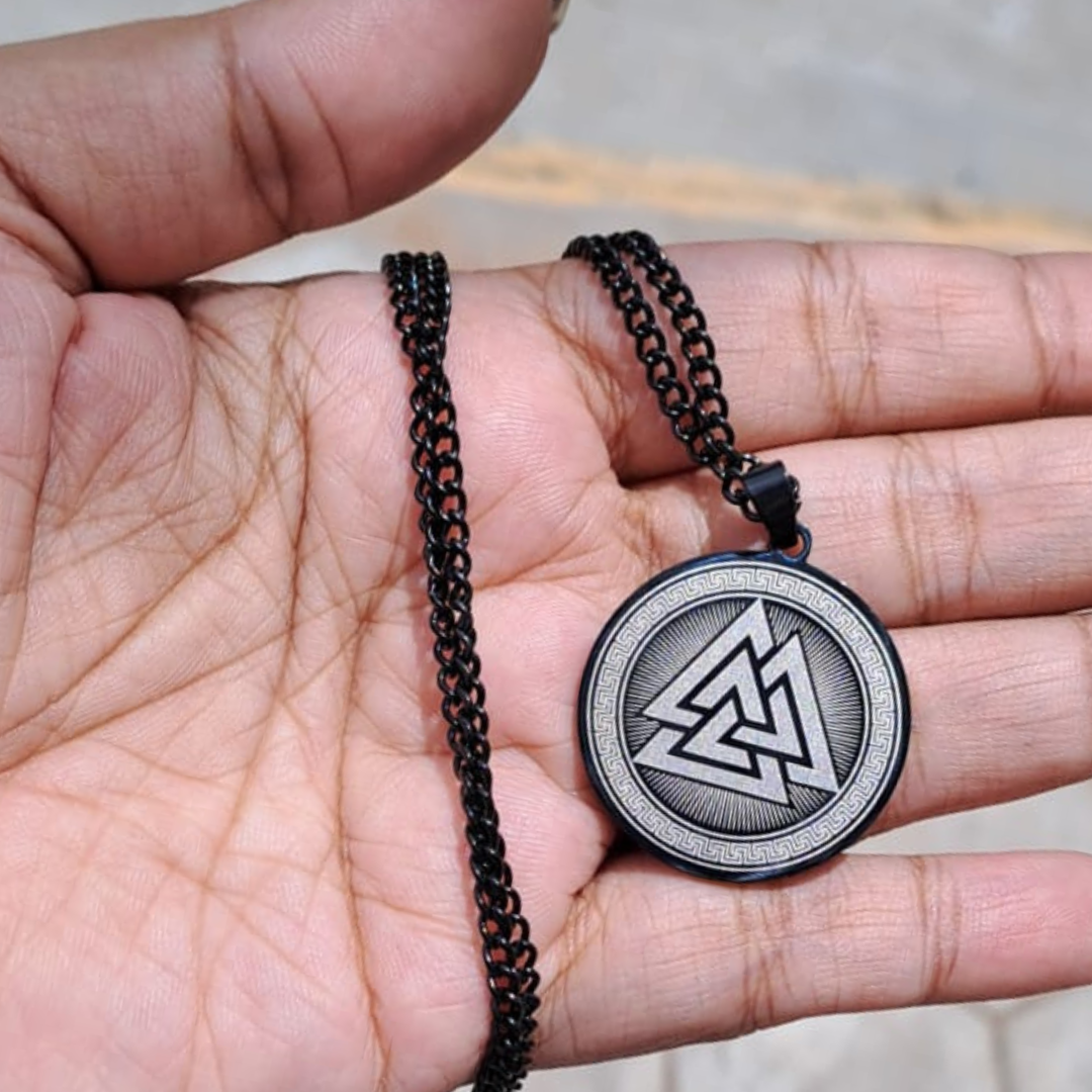 Black Vallknut Pendant