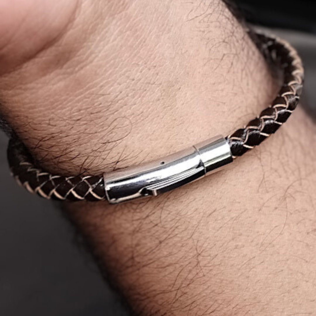 Minamalist leather bracelet